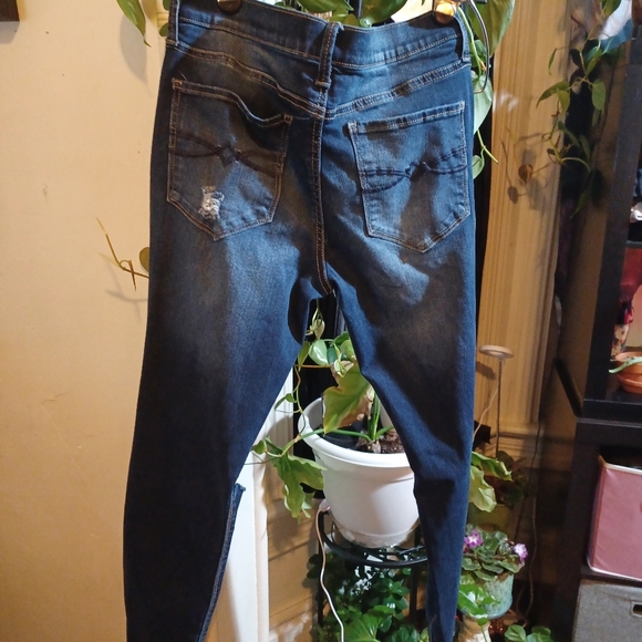 MUD 11 Distressed Jean's EUC - Picture 6 of 7
